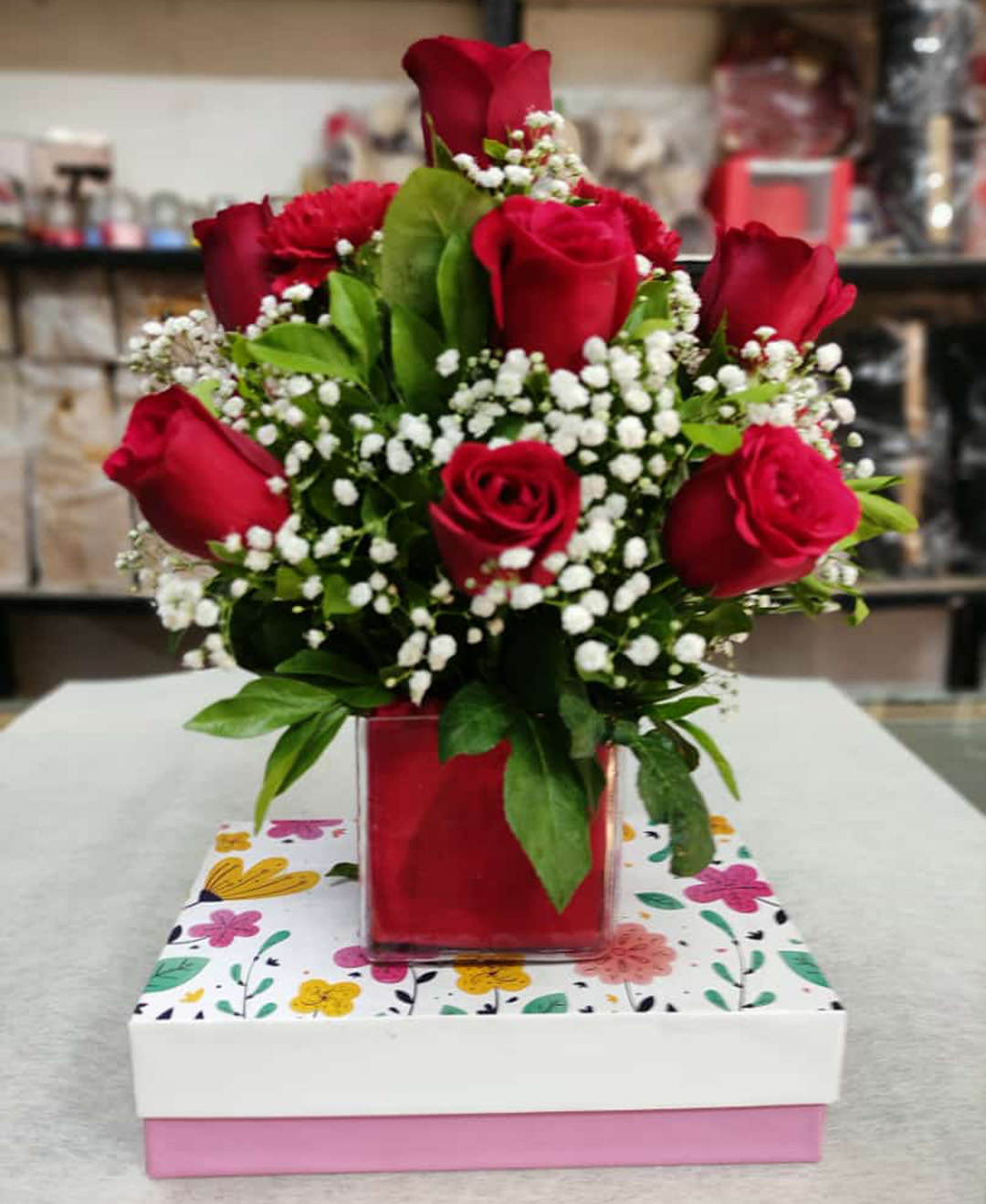 10 Red Roses 5 Red Carnation Glass Vase
