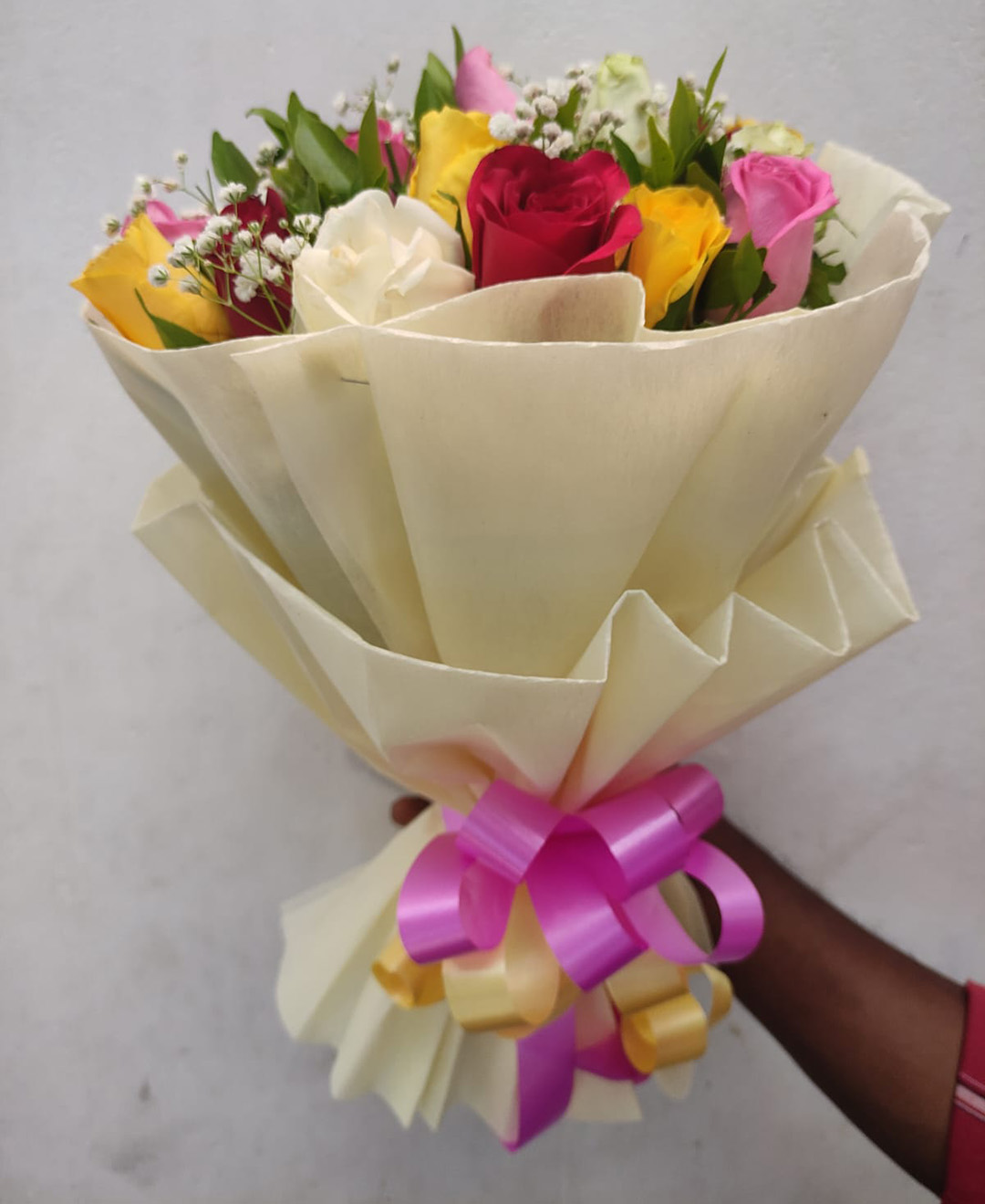 20 Mixed Roses Bunch With White Paper
